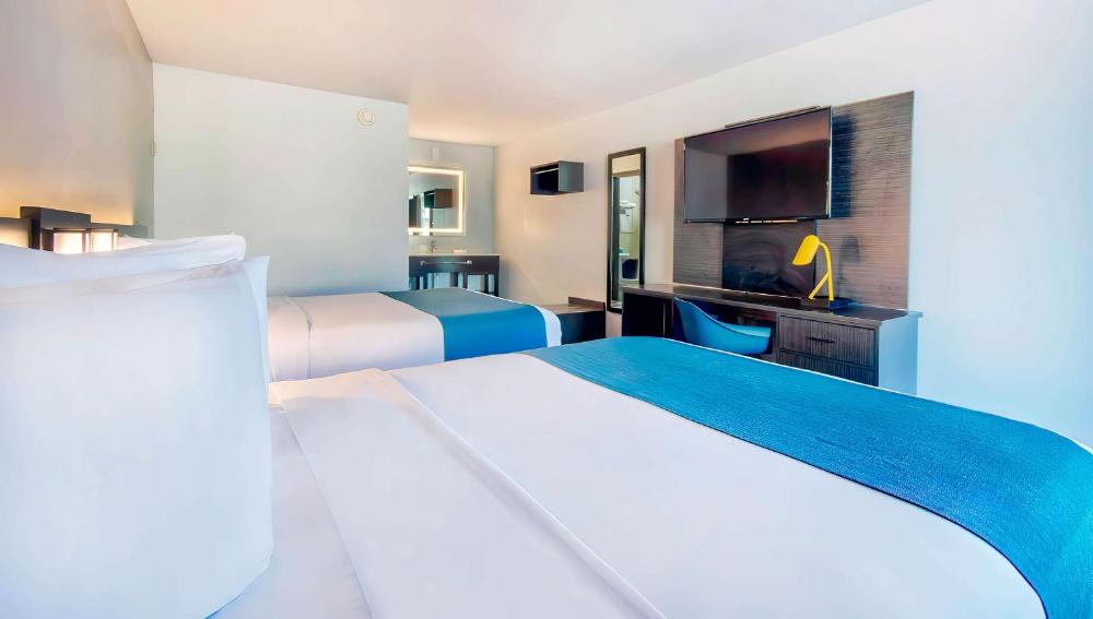 Queen Room with Two Queen Beds - Non-Smoking interior